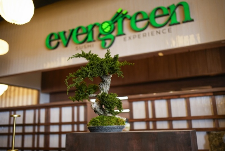 Novouređeni interijer Evergreen - sushi experience restorana spoj je japanske tradicije i suvremenog dizajna